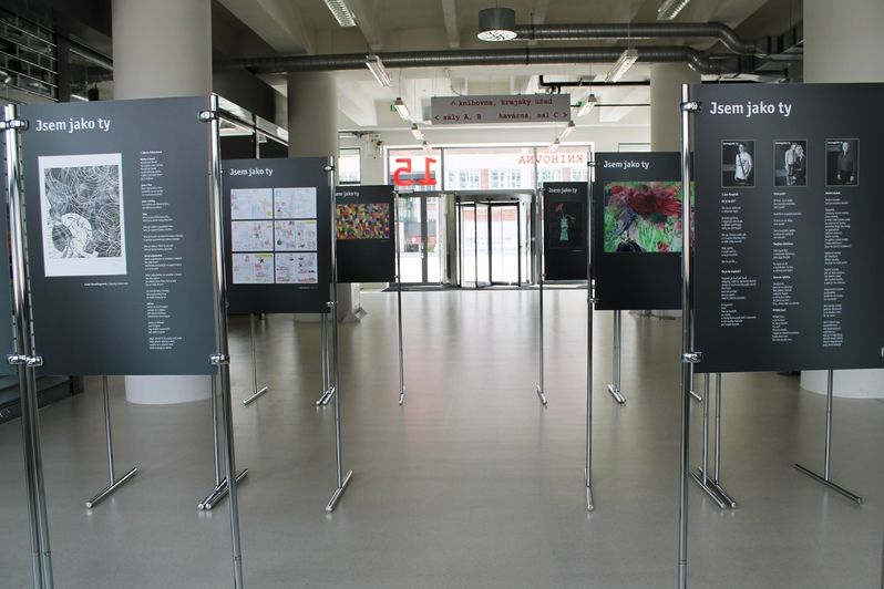 Výstava se nachází ve foyer budovy 15.