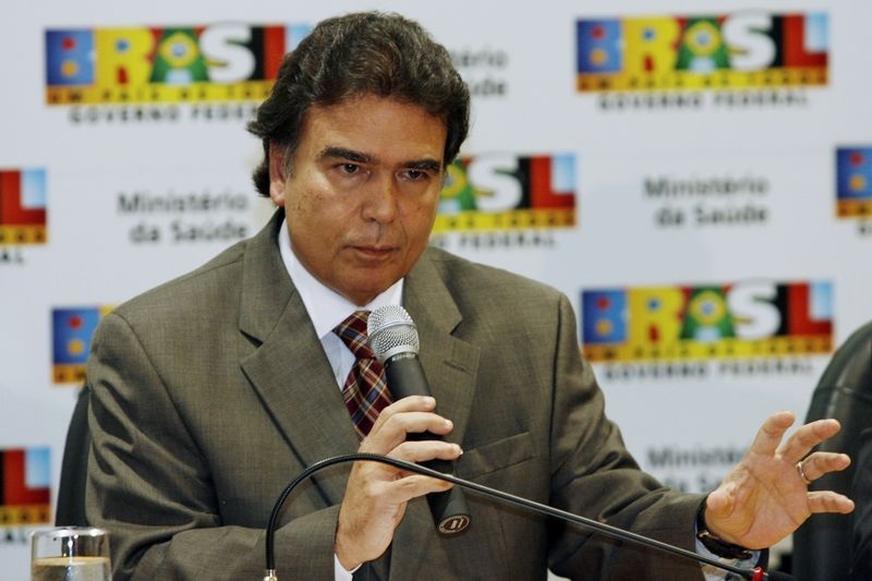 Brazilský ministr zdravotnictví José Temporao oznamuje první výskyt nakažení prasečí chřipkou ve své zemi.