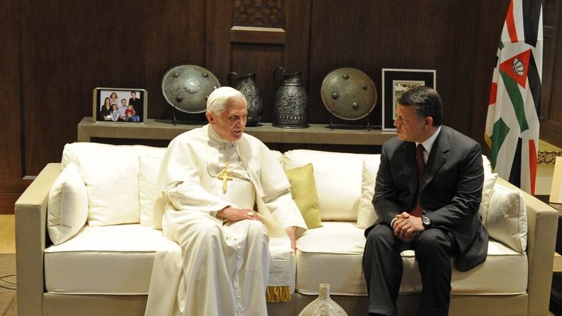Papež Benedikt XVI. s jordánským králem Abdulláhem v Ammánu