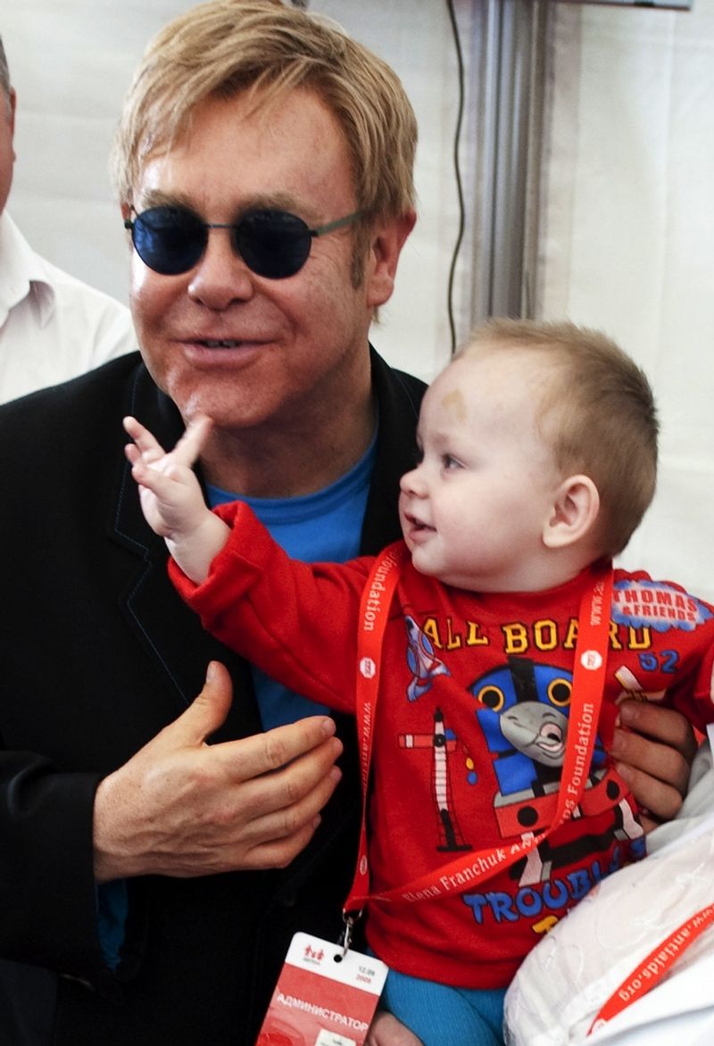 Elton John a malý Lev, kterého prý chce zpěvák adoptovat.