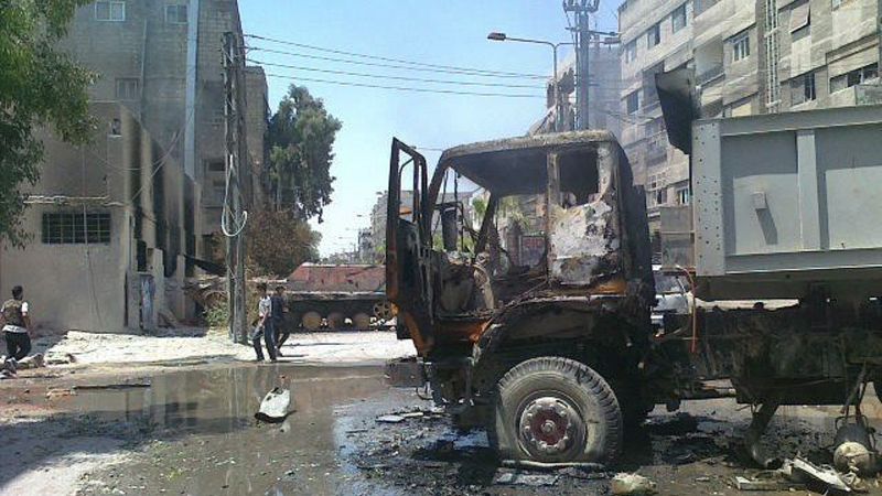 Zničený nákladní automobil na předměstí Damašku