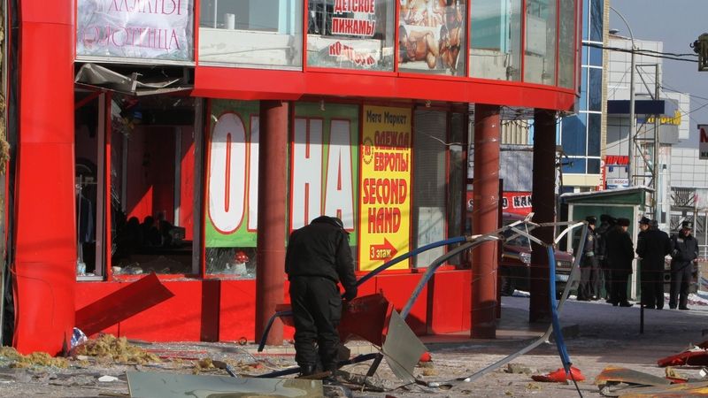 Obchod poškozený jedním z výbuchů v Makejevce