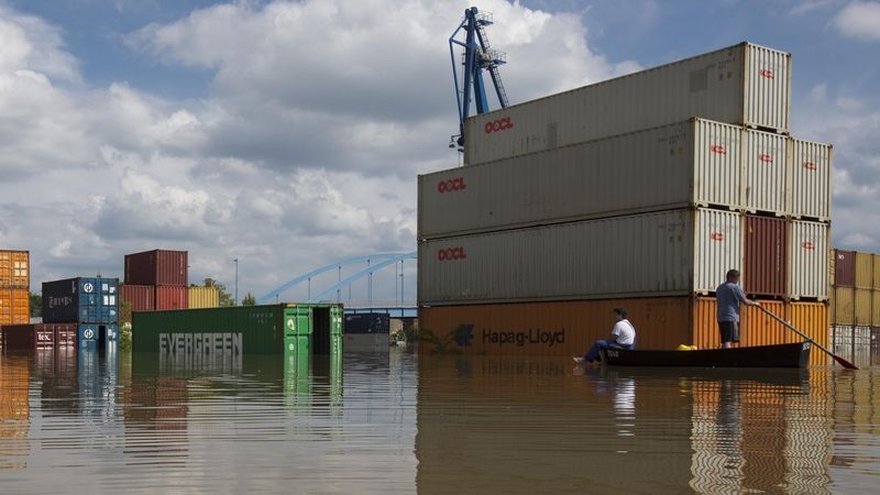 Zaplavené překladiště v přístavu Riese na Labo