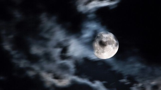Tzv. albedo Měsíce dosahuje zhruba jen 12 procent.