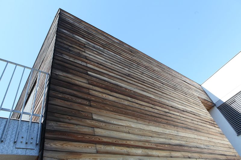 Provětrávaná fasáda s minerální izolací a povrchovým obkladem ze dřeva.