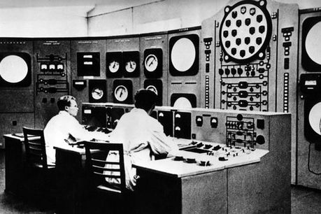 Zaměstnanci u kontrolního panelu první jaderné elektrárny na světě v Obninsku na snímku z doby kolem roku 1955.