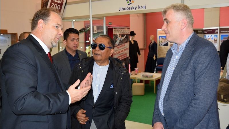 Travelfest navštívil také velvyslanec Indonésie Aulia Aman Rachman. Na snímku s ředitelem JCCR Jaromírem Poláškem (vpravo) a Jindřichem Soukalem.