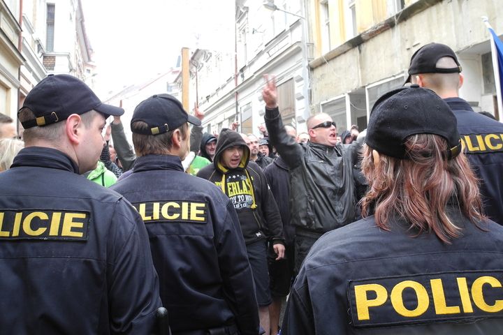 Policisté demonstranty do čtvrti obývané Romy nepustili.
