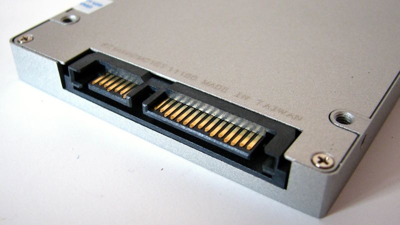 Levý konektor je datový SATA 3Gbps, pravý je napájecí SATA port.
