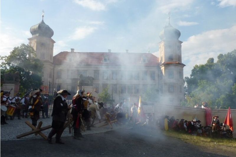 Švédské vojsko se chystá k útoku na mníšecký zámek.