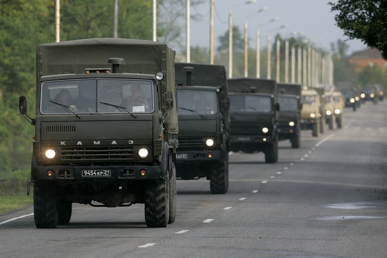 Kolona ruských vozidel projíždí Abcházií do gruzínského města Zugdidi
