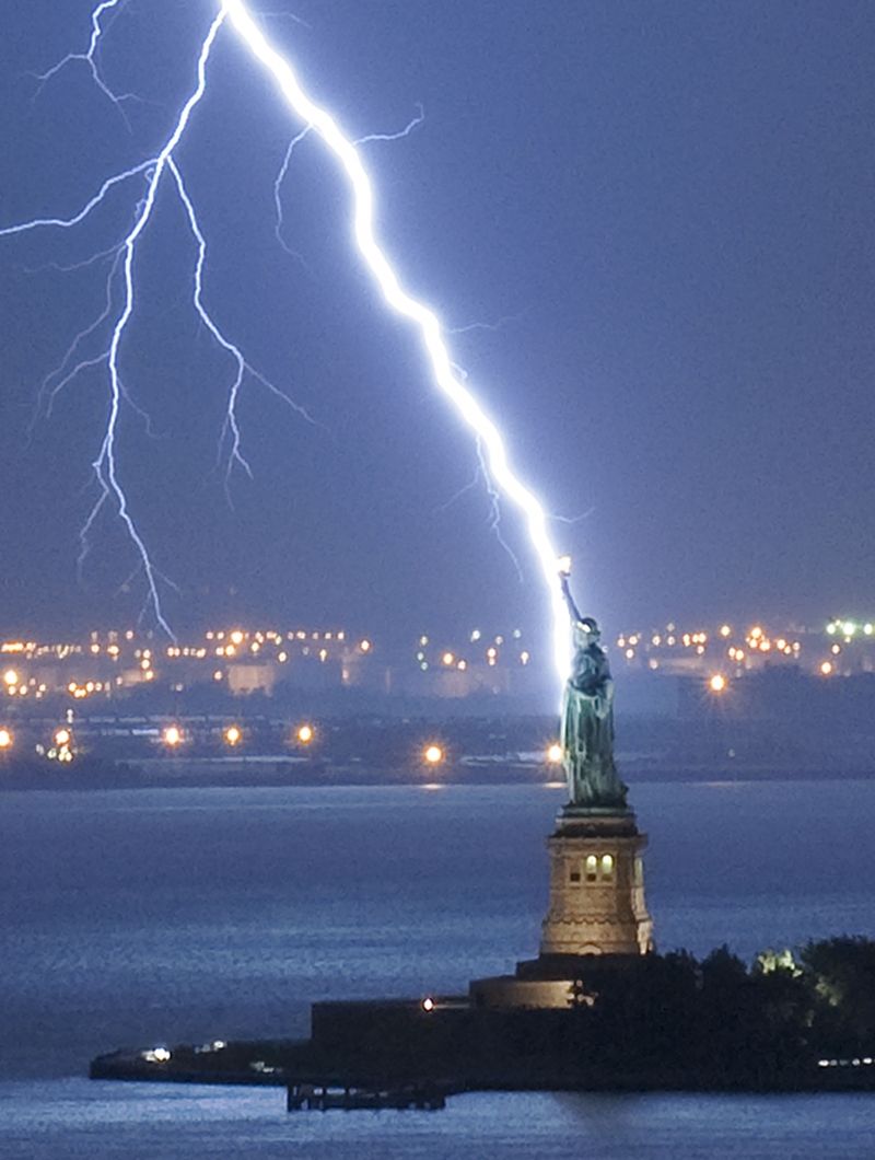 Socha Svobody v New Yorku zasažená bleskem