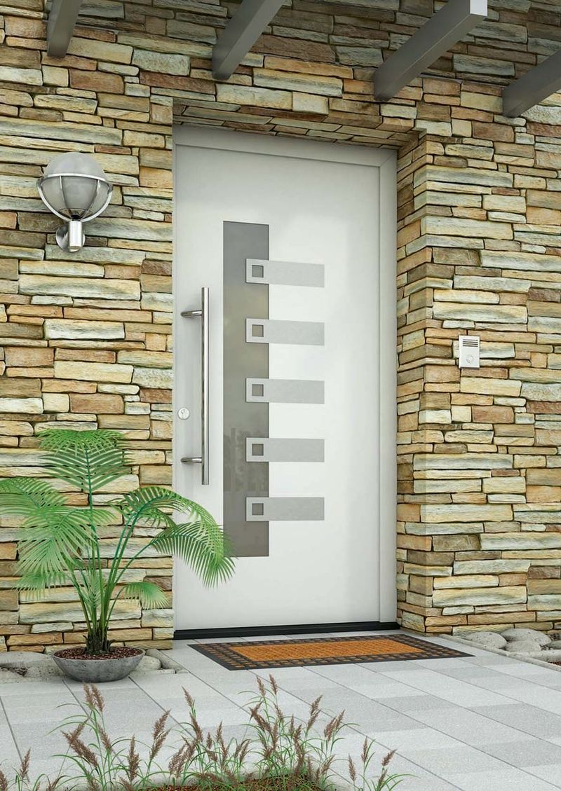 Hliníkové vchodové dveře jsou velmi oblíbené pro svoji univerzálnost. Lze je použít na všechny typy domů.