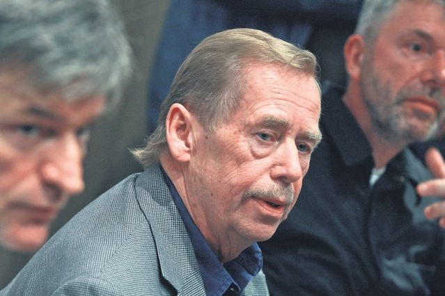 Zleva režisér David Radok, Václav Havel a ředitel Divadla Archa Ondřej Hrab. 