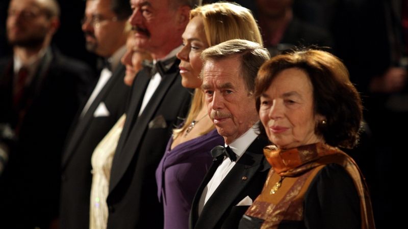 Zprava: První dáma Livia Klausová, bývalý prezident Václav Havel, Dagmar Havlová, předseda Senátu Přemysl Sobotka