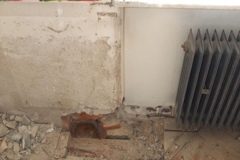 Kontrola stavu dřevěných trámů pod radiátorem a pod trasou potrubí vedeného ve stěně