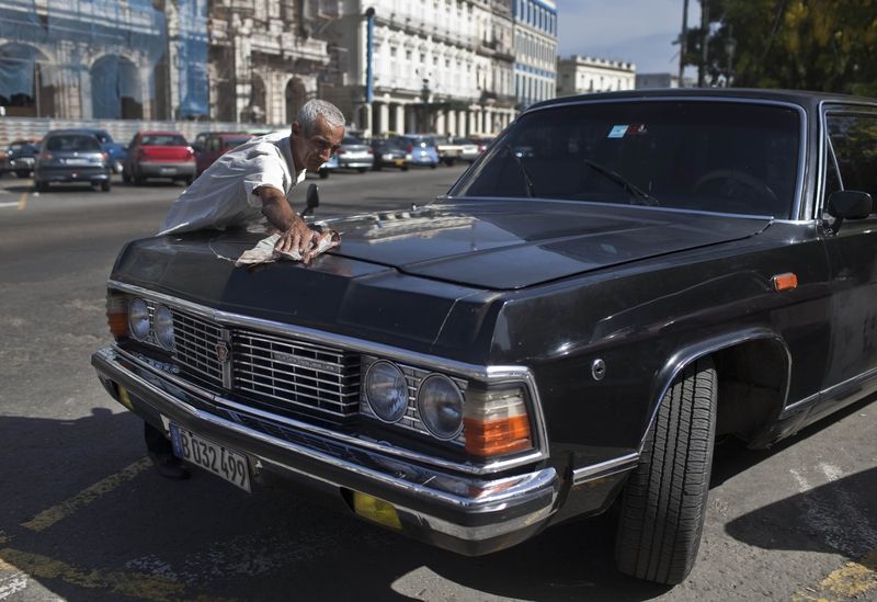 Mnoho Kubánců stále jezdí auty z dob Sovětského svazu.