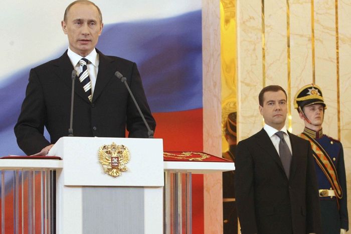 Odcházející prezident Vladimir Putin předává úřad do rukou Dimitrije Medveděva