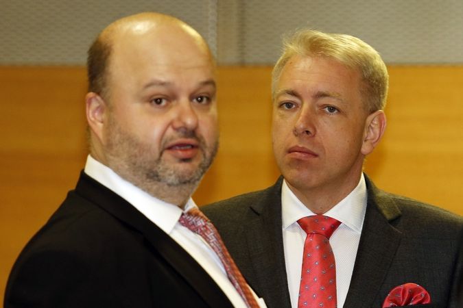 Na snímku Martin Pecina (vlevo) a nový ministr vnitra Milan Chovanec (ČSSD)