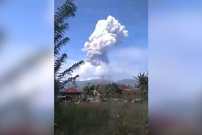 BEZ KOMENTÁŘE: Výbuch sopky v Indonésii