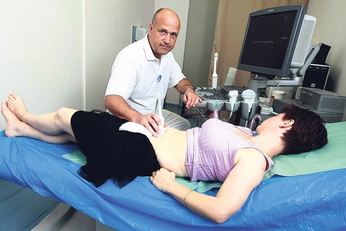 MUDr. Pavel Calda při ultrazvukovém vyšetření