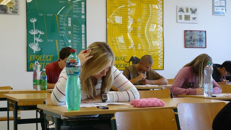 Studenti gymnázia v Sokolově při generální zkoušce státních maturit.