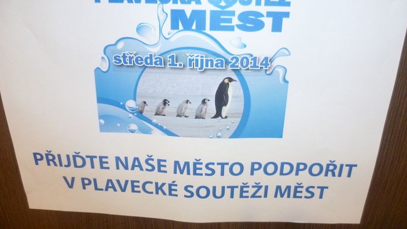 Informační plakáty vyzývaly občany města k účasti a podpoření dobrého umístění v Plavecké soutěži měst.