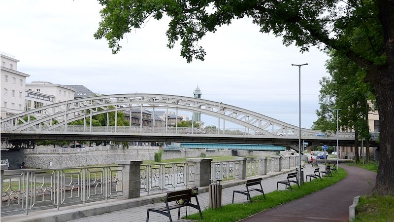 Ostrava 2.8.2017 Most Miloše Sýkory bude osvětlen. Pohled z pravého břehu Slezské Ostravy.