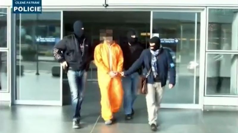 Policisté zadrželi mezinárodně hledaného únosce na letišti 