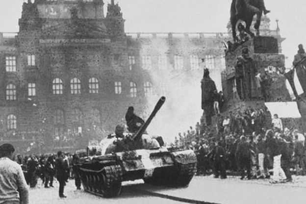 Tank na Václavském náměstí v srpnu 1968.