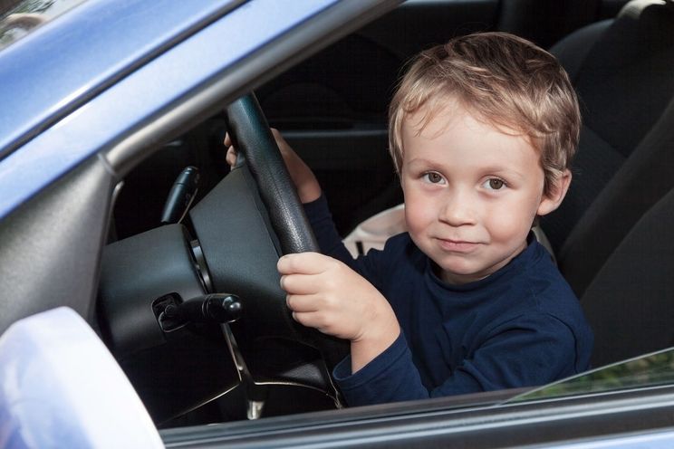 Dítě za volantem. Ilustrační foto