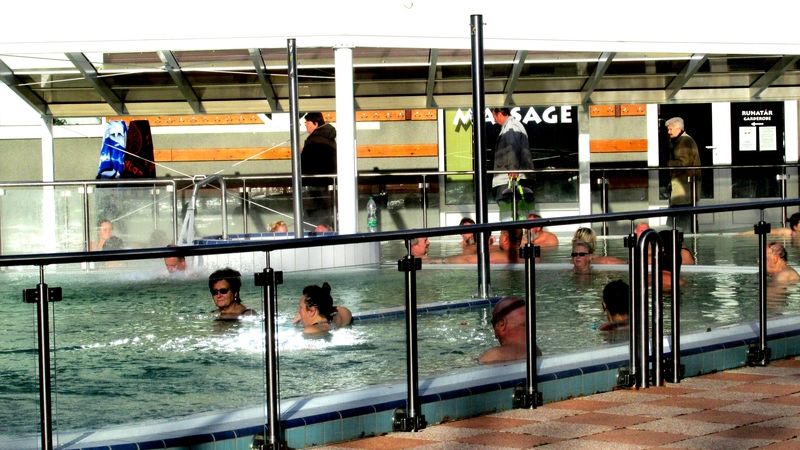 Bazén má stálou teplotu 39 stupňů za každého počasí