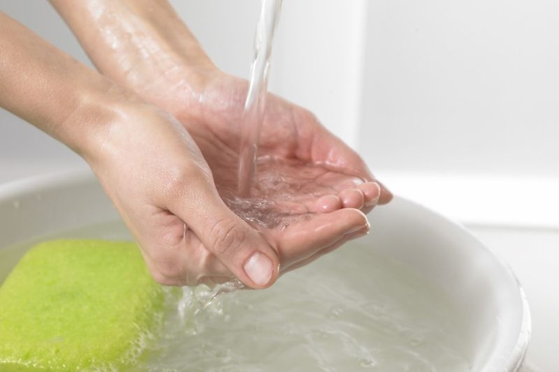 Základní hygiena je pro každého nezbytností, nic se ale nemá přehánět. Nadměrným mytím rukou či užíváním hygienických prostředků se zbavujete kromě zlých bakteriíí i těchdobrých, které jsou tělu prospěšné. 