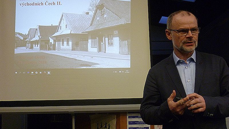 Lektor Radim Urbánek přednesl v rámci Akademie volného času druhé téma kurzu architektury ve východních Čechách.