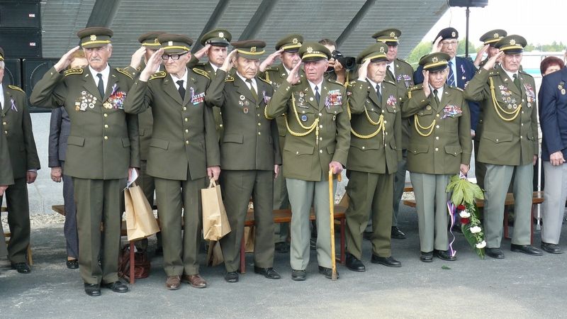 Slavnostního znovuotevření Památníku v Hrabyni se účastnili také váleční veteráni. 