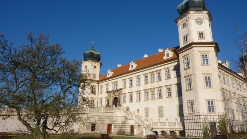 Jaro vybízí k výletu do zámku Mníšku pod Brdy. Zámecká sezóna je tu již nyní v plném proudu, otevřeno máme kromě pondělí každý den.