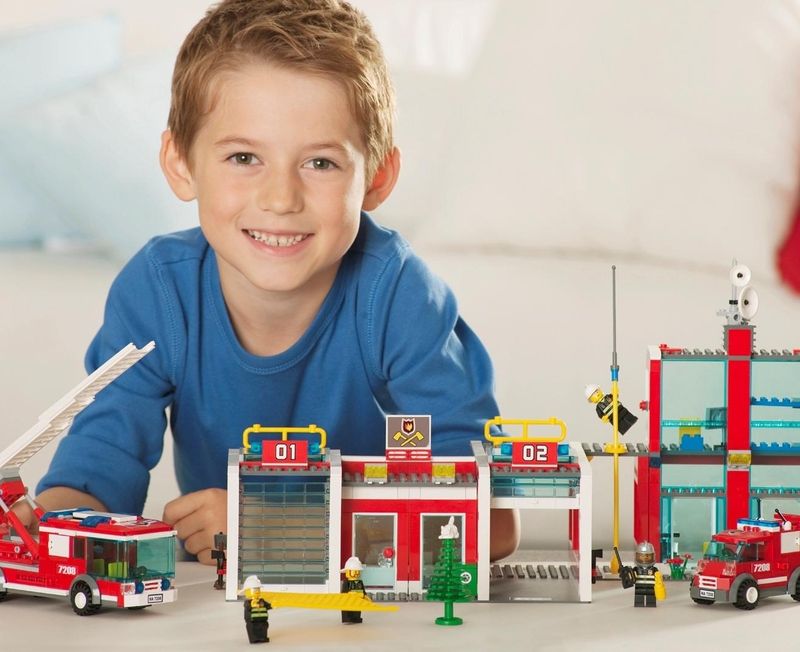 LEGO City - Hasičská stanice - Zkušenost získaná hrou se stavebnicí pomáhá dětem lépe porozumět okolnímu světu, což potvrzují i pedagogové. Zjistili, že děti si mnohem lépe osvojí nové vědomosti, pokud si je mohou prožít formou hry. 