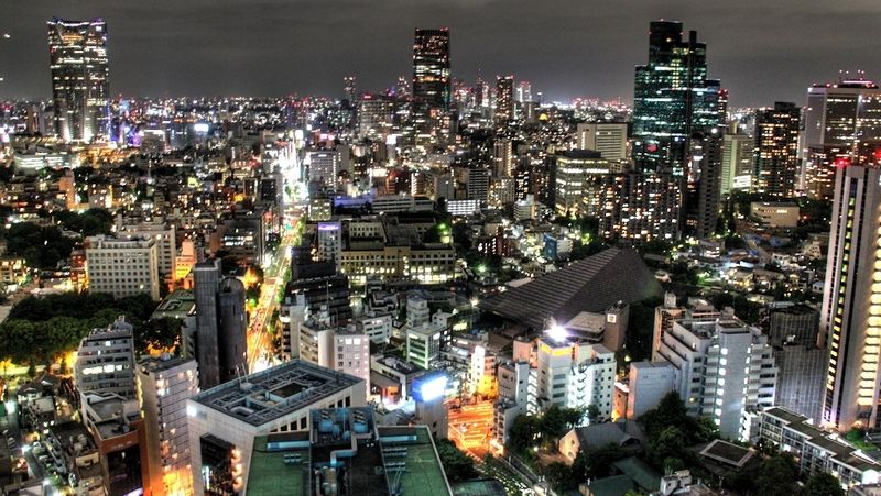 Noční Tokio vypadá úchvatně i bez výletu za gejšou.