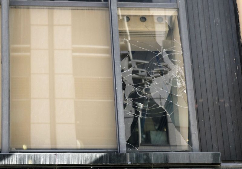 Takhle dopadlo okno, skrz které chtěl Brown prohodil židli.