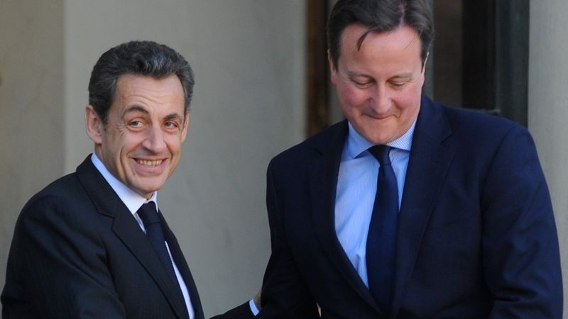 Francouzský prezident Nicolas Sarkozy (vlevo) s britským premiérem Davidem Cameronem