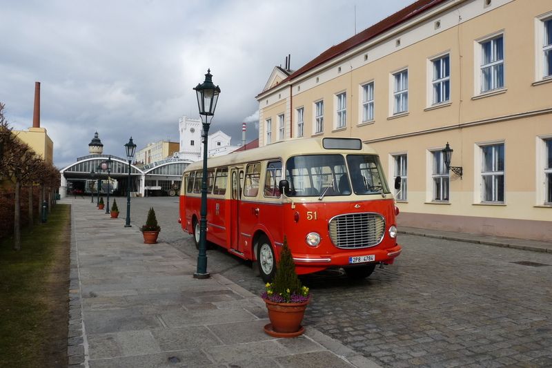 Červený historický autobus Škoda 706 RTO vyjede každou sobotu a neděli v září do plzeňských ulic.