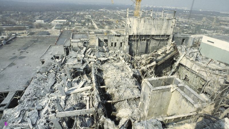 Čtvrtý blok černobylské elektrárny po výbuchu.