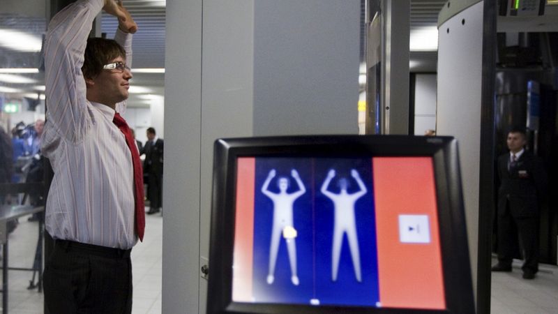 Tělesné skenery se začínají zavádět na amerických a evropských letištích.