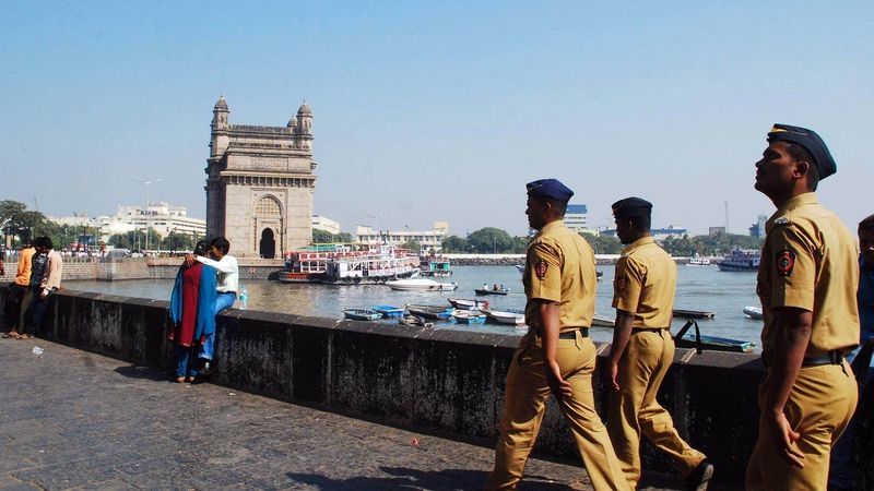 Indičtí policisté na hlídce u Brány do Indie v Bombaji