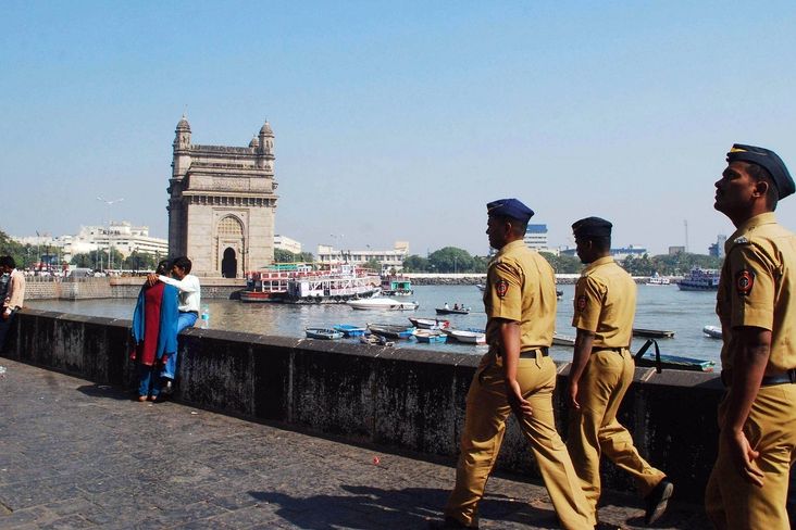 Indičtí policisté na hlídce u Brány do Indie v Bombaji. 