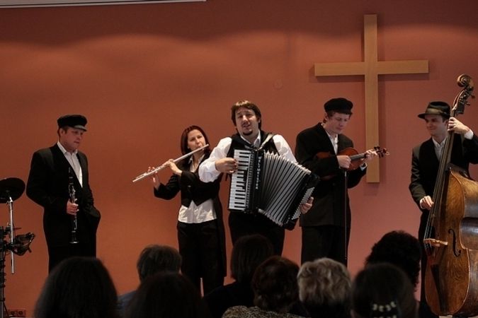Na programu slavnostního otevření Továrny bylo vystoupení kapely Létající rabín.