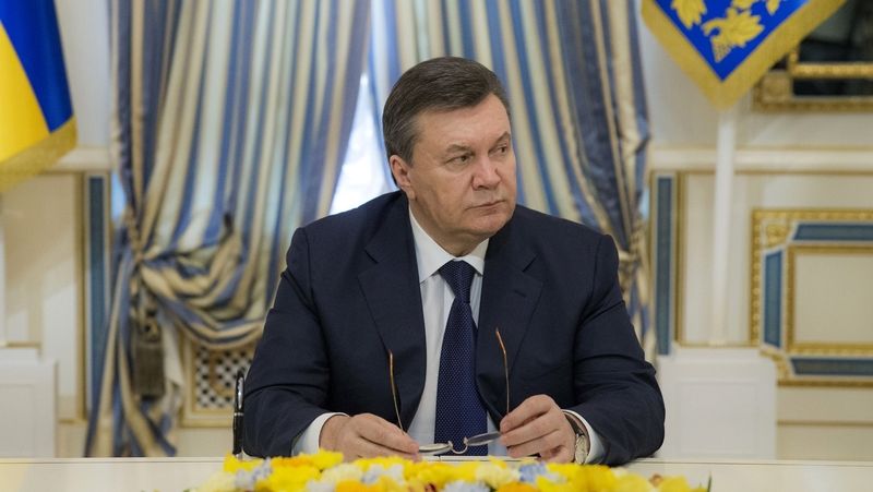 Viktor Janukovyč při podpisu smlouvy s opozicí