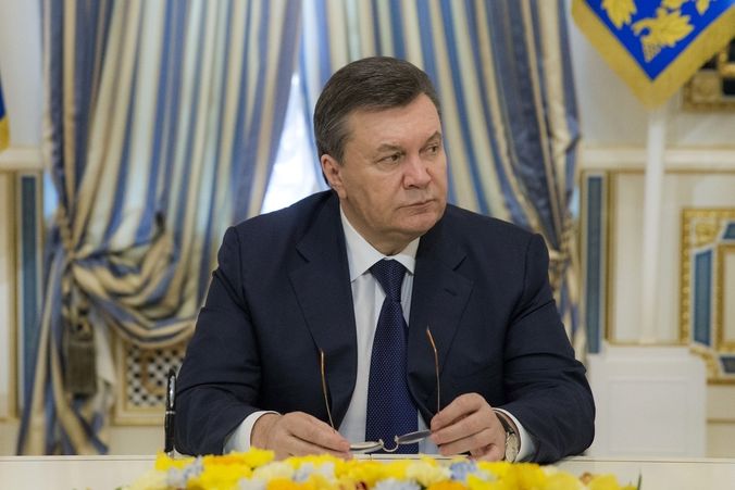 Viktor Janukovyč při podpisu smlouvy s opozicí