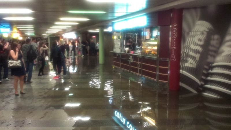 Voda z přívalového deště ve vestibulu metra ve stanici Můstek