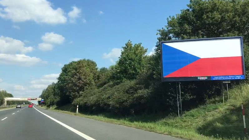 České vlajky místo reklam na billboardech. Podle majitelů to není reklama.